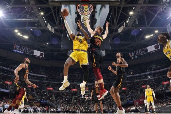 LeBron James comes home to Cleveland and puts on a show