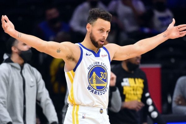 Steph is the first person to make 3100 3 pointers