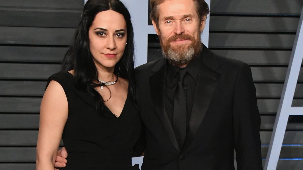 willem dafoe with wife