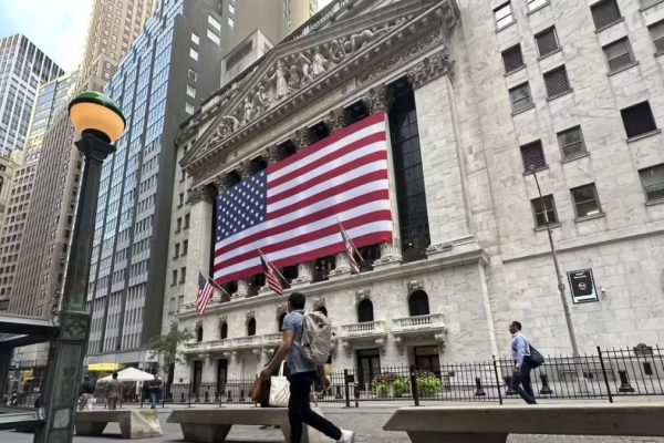 U.S. stocks edge higher as investors weigh growth data and Nvidia results