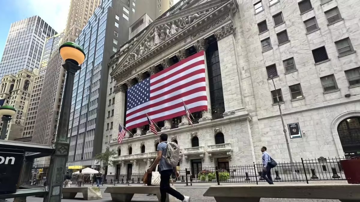 U.S. stocks edge higher as investors weigh growth data and Nvidia results