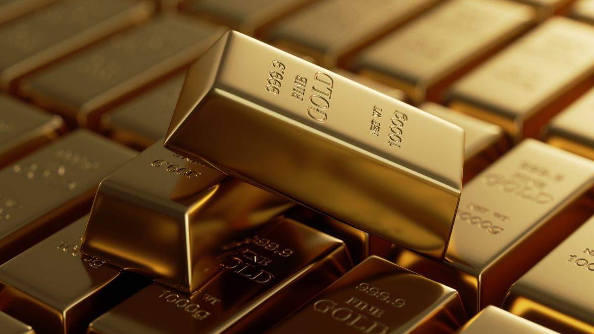 Gold prices hold near two-week high as fed rate cut bets firm up