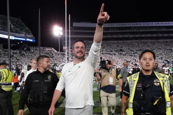 Oregon coach makes surprise trip to see five-star recruit