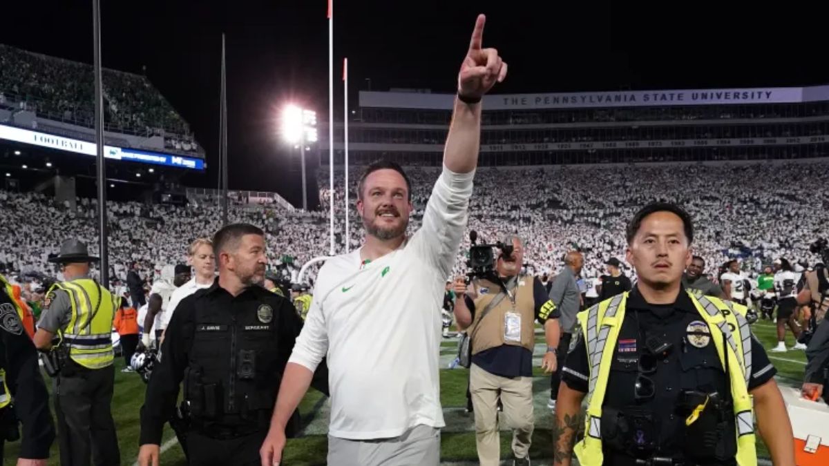 Oregon coach makes surprise trip to see five-star recruit
