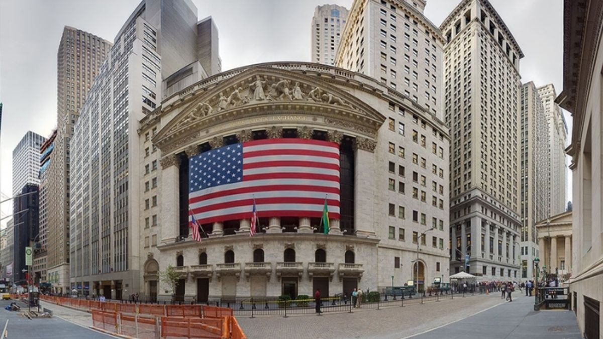 U.S. stocks rise as investors await Fed minutes and gold hits record highs