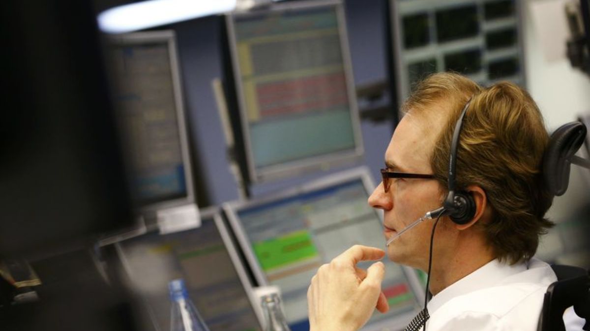 Fed official urges caution on interest rate cuts