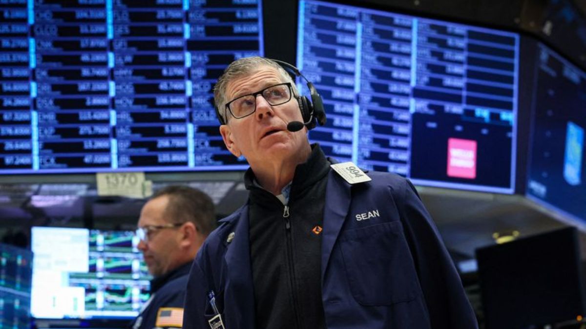 U.S. stocks climb as Apple and Amazon power tech rally