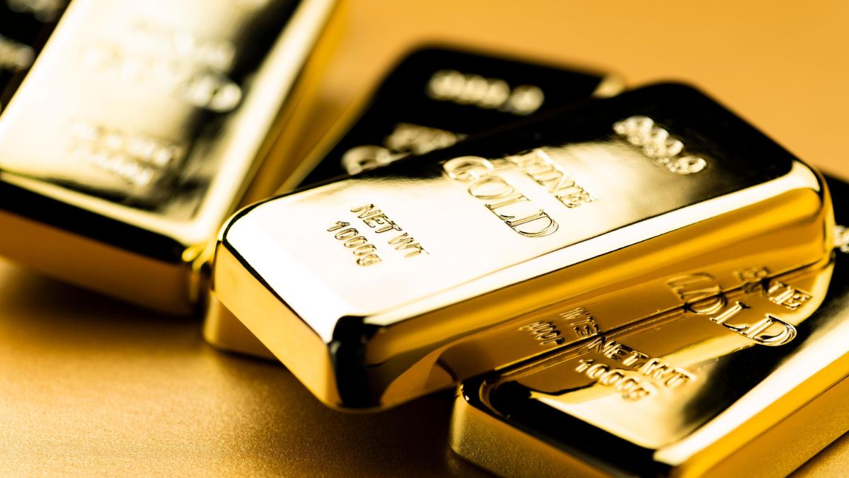 Gold slips as traders wait for clearer signals from the US economy