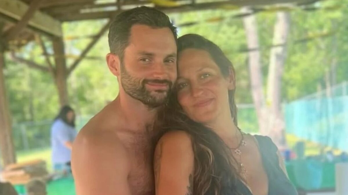 Penn Badgley is opening up about a very painful chapter in his life. He spoke about the miscarriages he and his wife, Domino Kirke, went through and how deeply the loss affected them. He talked about it during an episode of the Totally Booked podcast and explained that the pain was so heavy that they even thought about separating for a while. Both of them felt lost and scared because the miscarriages kept happening one after another. It felt like the cycle would never end. Penn said that people do not talk enough about miscarriages even though they happen more often than most realize. He explained that the hurt is real and almost always heavy, but many couples feel like they cannot speak about it openly. He shared that he and his wife felt very alone during that period because they did not know where to turn or how to handle everything. Every time he saw a sonogram after that, the fear came back and reminded him of the pain they had already gone through. In his book Crushmore, he wrote about how close they came to splitting up because the grief made everything feel unstable. But over time, they slowly worked through it together. They now share a little boy who is four years old and also have twins. Along with Domino’s son from before their marriage, the family now has four kids in total. Penn joked that he loves his children very much, but sometimes it feels like he is completely surrounded by them and barely keeping up. He said it is strange to look back at that old fear now because he is living in a house full of kids, something he once feared might never happen. He also mentioned that the situation felt different for each of them because Domino already had her son, Cassius, while Penn had not experienced being a biological parent yet. That difference added more weight to the emotions they were dealing with and shaped how they each processed the miscarriages. This story involves sensitive topics and may be upsetting for some readers. If you feel distressed or need help, please consider speaking with a professional or reaching out to a support helpline.