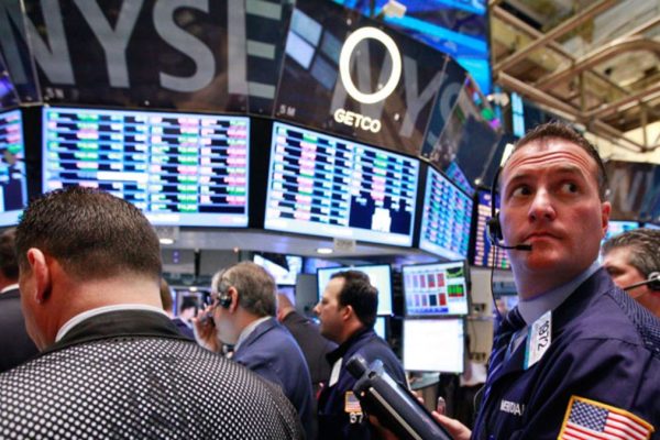 US Stock Market slips slightly to end the week