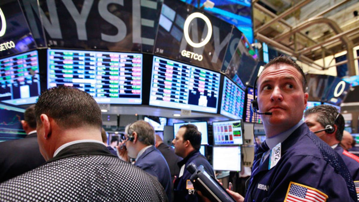 US Stock Market slips slightly to end the week