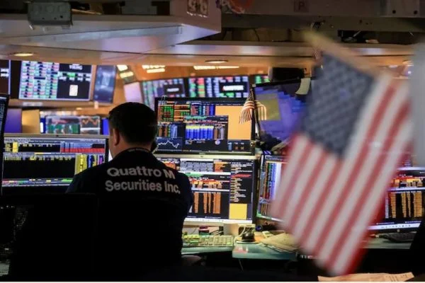 S&P 500 falls as services sector weakens and rate cut hopes rise