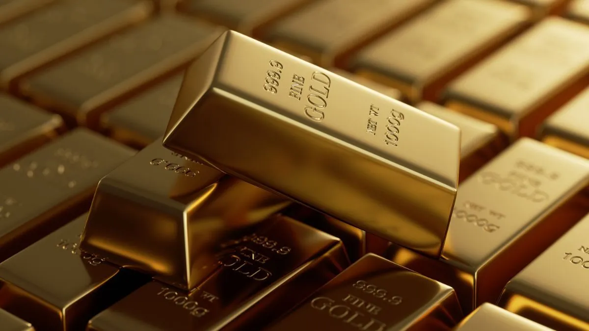 Gold prices hold near two-week high as fed rate cut bets firm up