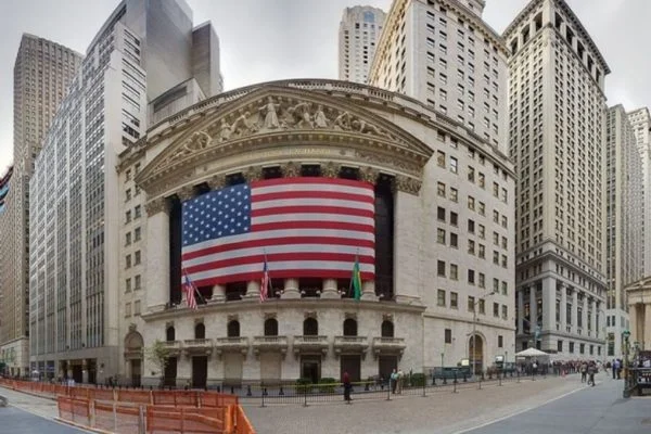 U.S. stocks rise as investors await Fed minutes and gold hits record highs