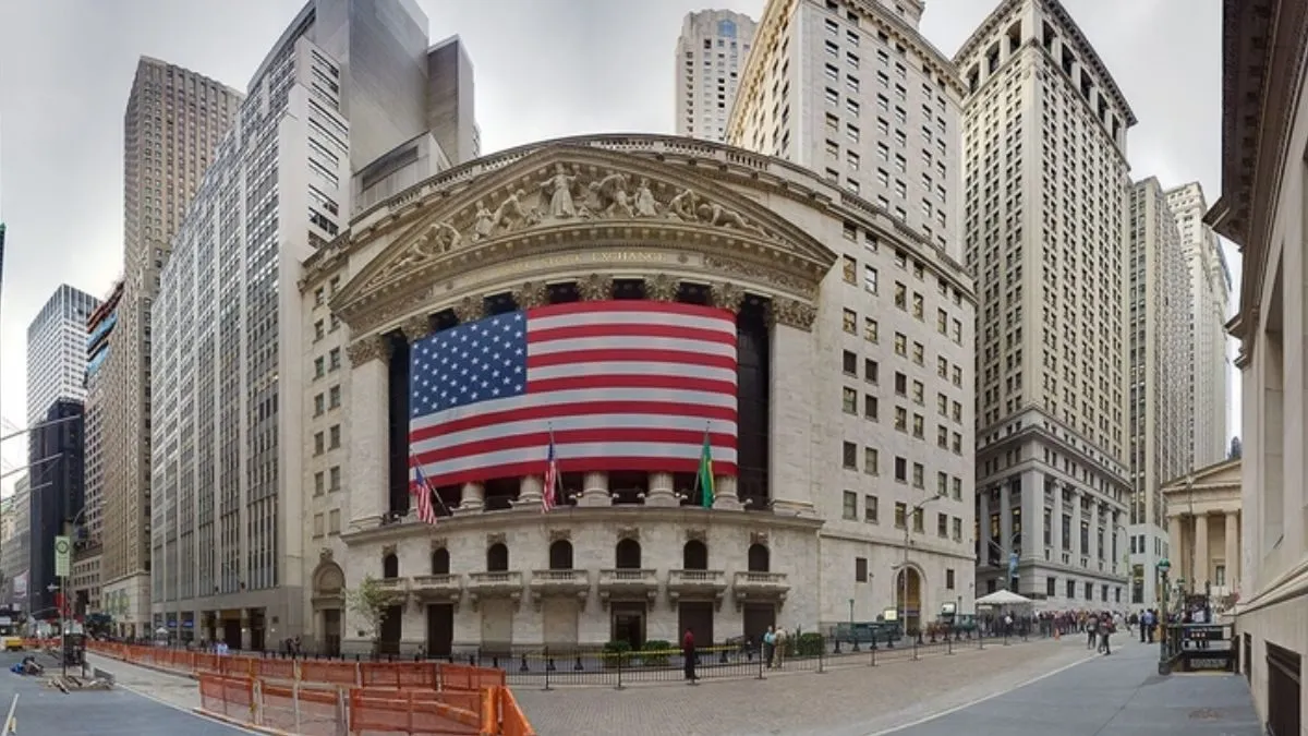 U.S. stocks rise as investors await Fed minutes and gold hits record highs