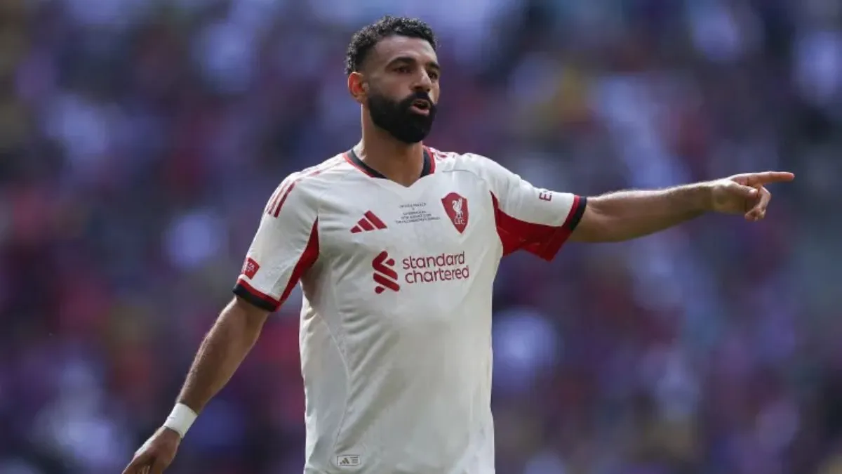 Should Arne Slot keep Mohammed Salah on the bench?