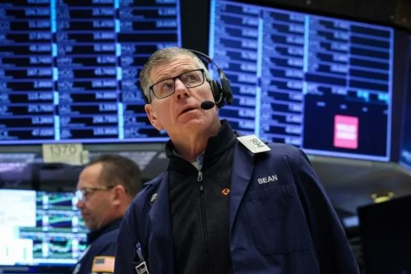 U.S. stocks climb as Apple and Amazon power tech rally