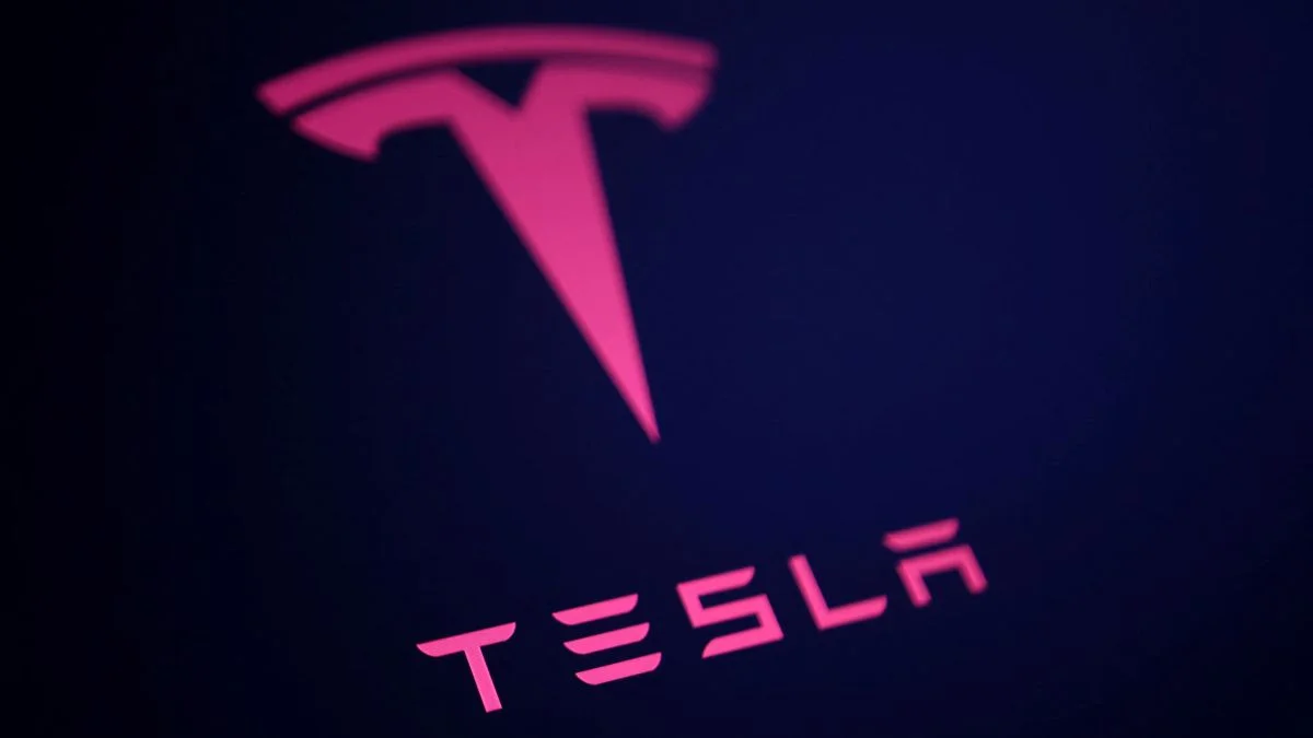 Tesla falls below a key level as market fears rise