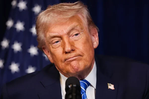 Trump stops his speech to joke about how photos make him look “heavy”