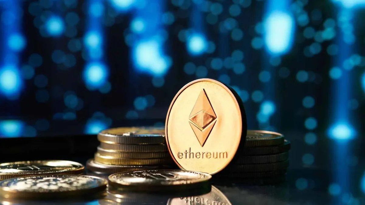 Ethereum shows mixed market signals as Whales accumulate and retailers pull back