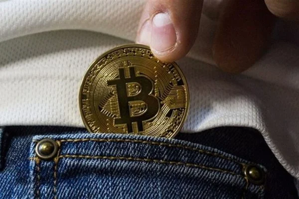 Dormant Bitcoin wallet moves 909 BTC amid market consolidation