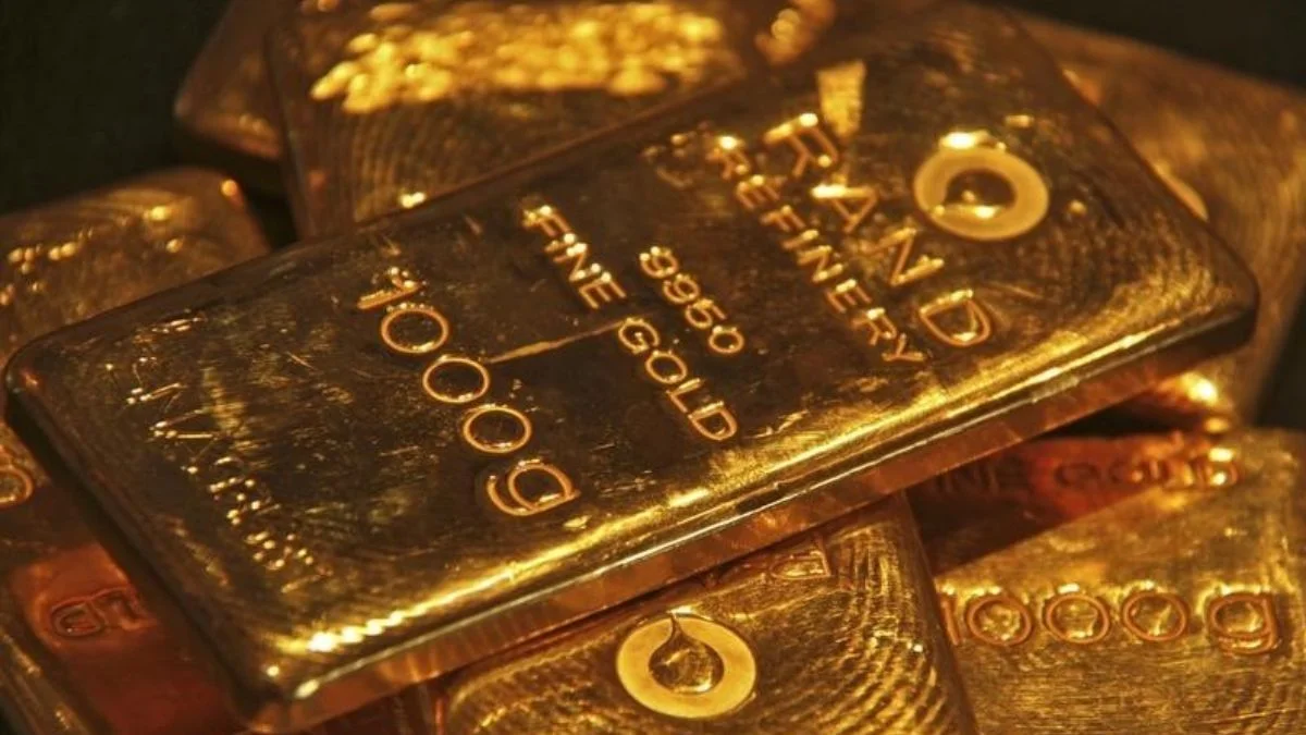 Gold slips slightly after hitting record high