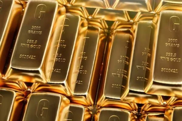 Gold trades near $5,000 as safe haven demand lifts XAU/USD 0.2% despite Fed higher for longer signal