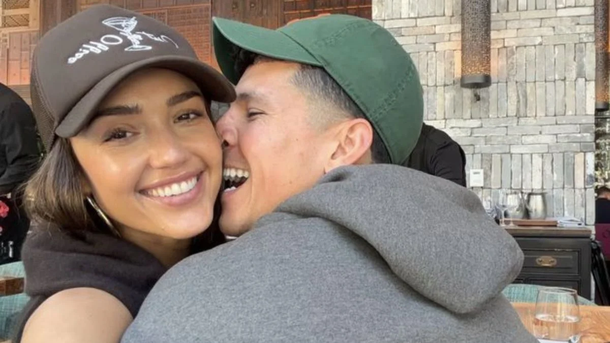Jessica Alba and Danny Ramirez get cozy in new photo together