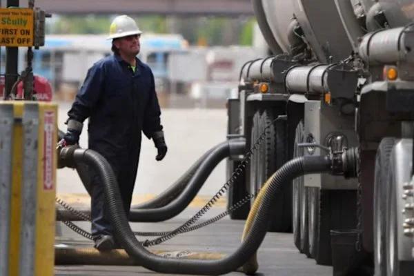 Energy prices today, March 5: Heating oil jumps 63.32% YoY while Crude oil climbs to 77.084 USD per barrel as global energy prices rally