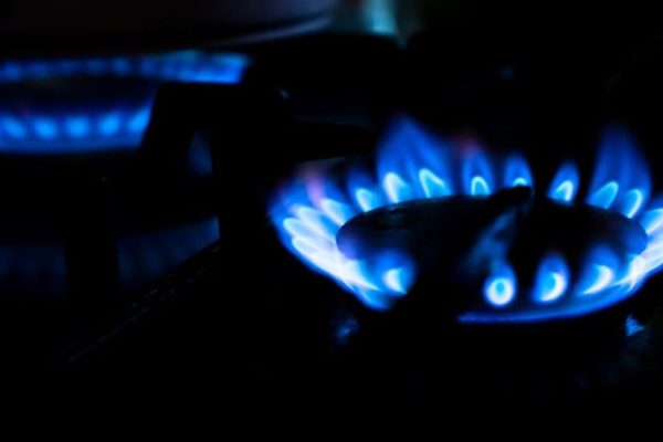 Energy prices today: Oil crosses 100 USD and gas swings between 24% fall and 91% gains