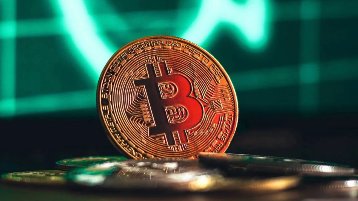 Bitcoin holds above $71,000 as easing tensions and ETF inflows steady market mood
