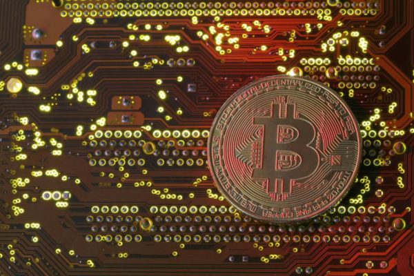 Bitcoin rises 1.1% to $67,978.0 as war cooling hopes spark crypto rebound