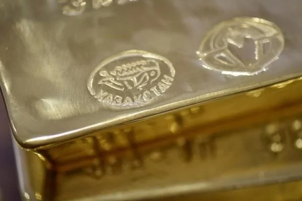 Gold price falls as strong dollar and rising oil shake market mood