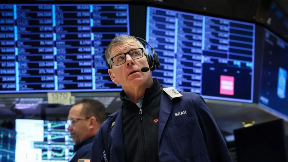 U.S. stock futures struggled to find direction on Tuesday. The mood in the market was cautious. Futures linked to the S&P 500 fell by 0.6%. Nasdaq 100 futures dropped by 1.1%. At the same time, Dow futures managed to rise by 0.2%. This comes after a strong previous session. The S&P 500 and Nasdaq had reached fresh record highs. But the Dow Jones had ended lower. Investors are now confused. There is no clear trend. Some are booking profits after the recent rally. Others are waiting for more clarity before making moves. AI stocks fall after OpenAI concerns Technology stocks faced pressure. The drop was linked to concerns around OpenAI. Reports suggest the company missed its targets for user growth and revenue. It failed to reach its goal of 1 billion weekly users for ChatGPT by 2025. It also missed several monthly revenue targets this year. This has raised doubts about its future growth. There are also worries about rising costs. The company is spending heavily on data centers. Executives fear revenue may not grow fast enough to support these expenses. This news impacted companies connected to OpenAI. Oracle shares fell sharply. Microsoft and Nvidia also slipped. In Japan, SoftBank Group saw a big drop. The fall in AI stocks has made investors nervous. This sector has been a major driver of market growth. Any weakness here affects overall sentiment. Iran tensions and oil prices worry markets Geopolitical tensions are also adding pressure. Donald Trump is currently reviewing Iran’s latest peace proposal. Reports suggest he is not satisfied with it. The main issue is Iran’s nuclear program. The proposal delays talks on this topic. This has reduced hopes for a quick resolution. The Strait of Hormuz remains mostly closed. This route is critical for global oil supply. Around 20% of the world’s oil passes through it. Because of this, oil prices are rising again. Higher oil prices increase inflation risks. This may force central banks to keep interest rates high. Earnings season and Fed decision in focus Investors are also watching earnings closely. This is one of the busiest weeks of the season. Around 35% of S&P 500 companies will report results. Some companies have delivered strong updates. General Motors posted better than expected results and raised its outlook. Coca-Cola also gave a positive forecast. However, not all results were strong. United Parcel Service reported a sharp drop in profit. Hilton and Spotify also saw declines in their stock prices. Another key event is the upcoming decision by the Federal Reserve. Markets expect no change in interest rates. But investors will closely watch comments from Jerome Powell. Right now, the market mood is tense. AI concerns, oil prices, and global politics are all pulling in different directions. Investors are waiting for clearer signals before making big moves.