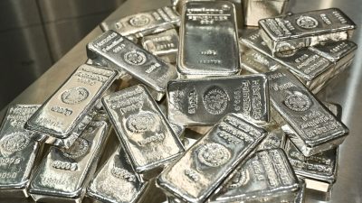Silver price crashes 3% to 70.99 USD as precious metals face sharp selloff pressure