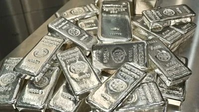 Silver price crashes 3% to 70.99 USD as precious metals face sharp selloff pressure