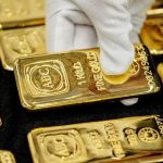 Gold price drops 2% as market momentum weakens