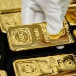 Gold price drops 2% as market momentum weakens
