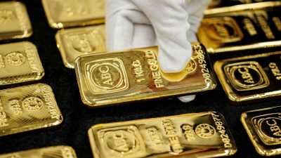 Gold price drops 2% as market momentum weakens