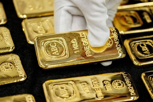 Gold price drops 2% as market momentum weakens