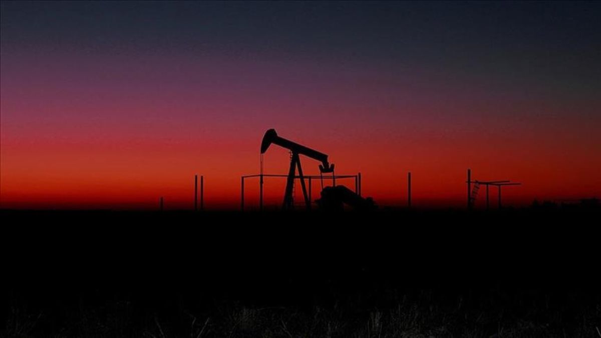 Oil prices tumble over $2 as US Iran deal draft eases Middle East supply fears
