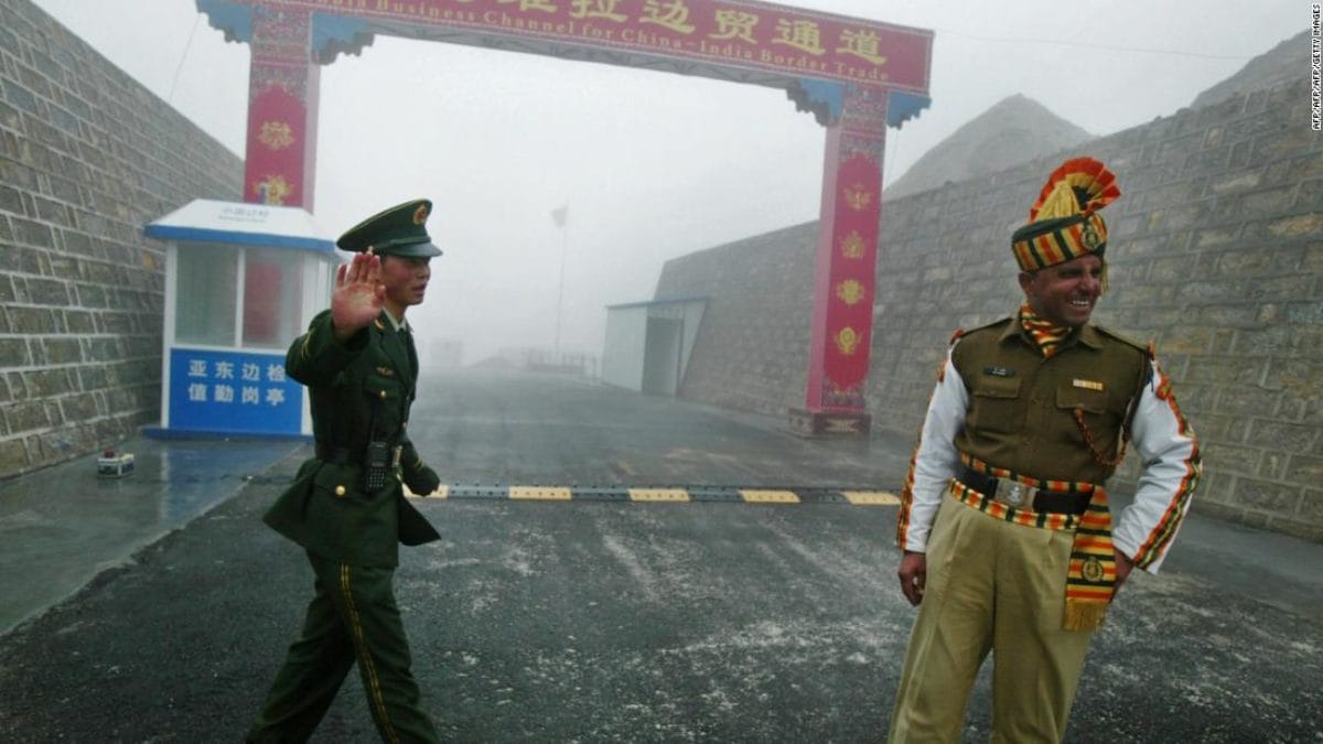 Chinese and Indian soldier at the border