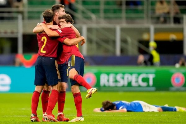spain defeats italy by 2-1