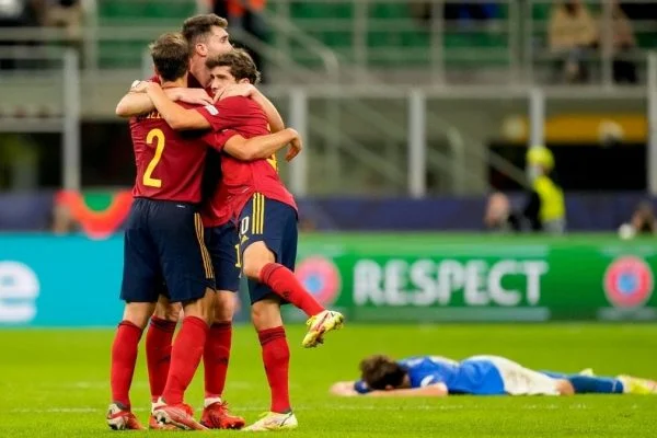 spain defeats italy by 2-1