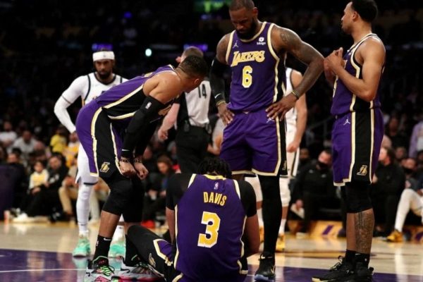 Anthony Davis injured in Lakers vs Jazz game