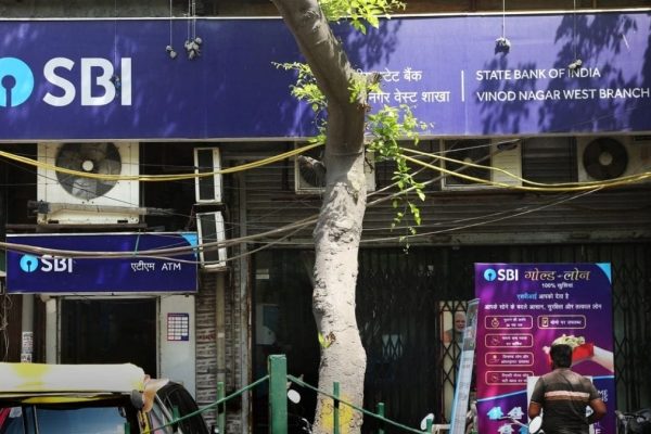 SBI shares fall ahead of dividend date