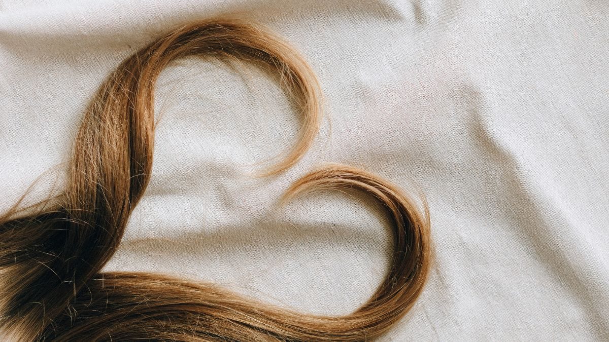 How does BENTONITE clay hair mask work?