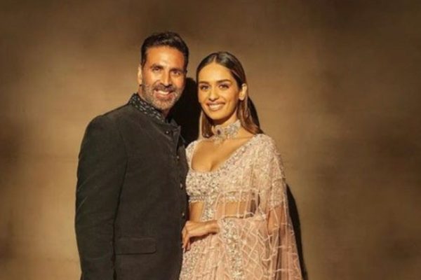 Akshay Kumar with Manushi